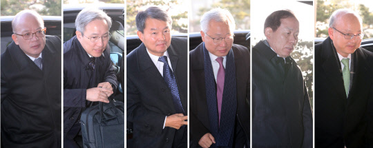 박근혜 대통령 탄핵심판 사건의 첫 변론기일인 3일 박한철 헌법재판소장과 강일원 주심 재판관을 비롯한 헌법재판관들이 서울 종로구 헌법재판소로 출근하고 있다. 왼쪽부터 박한철 헌법재판소장, 강일원 주심재판관, 이진성, 김창종, 김이수, 안창호 헌법재판관. 연합뉴스